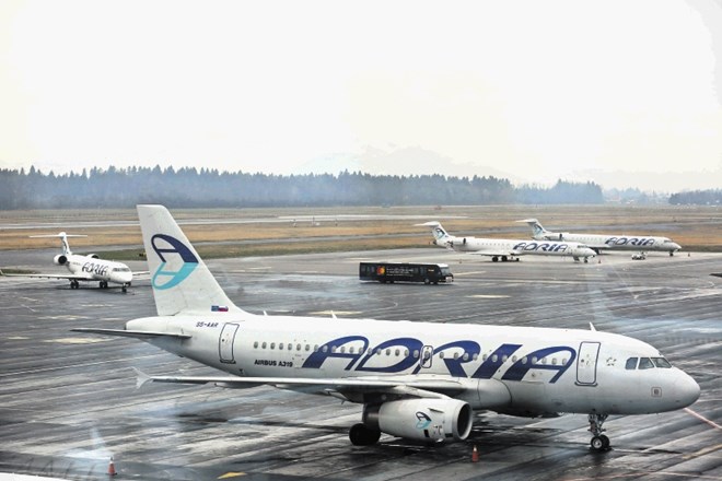 Sindikat prometnih pilotov Slovenije danes nadaljuje pogajanja z letalsko družbo Adria Airways o novih kolektivnih pogodbah.