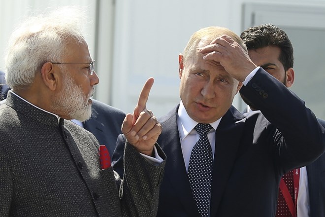 Indijski premier Narendra Modi se je danes po srečanju z ruskim predsednikom Vladimirjem Putinom na ekonomskem forumu v...