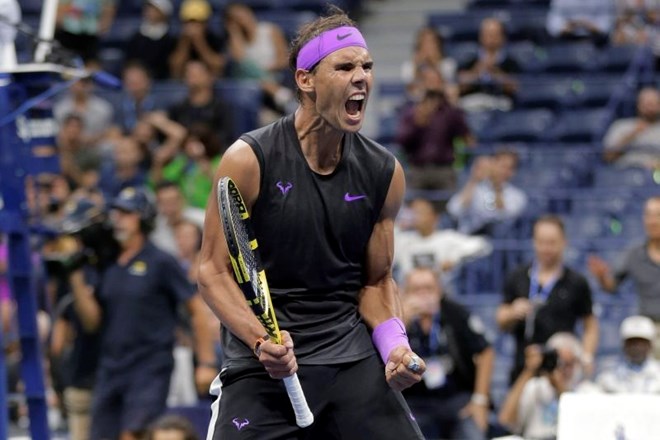 Rafael Nadal je številne neizsiljene napake nadomestil z bojevito igro in se osmič v karieri uvrstil v polfinale OP ZDA.