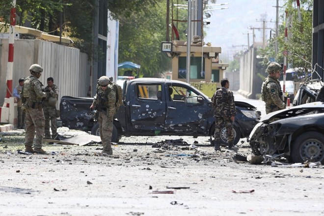 V napadu talibanov z avtomobil bombo na varnostno nadzorno točko v Kabulu je bilo danes dopoldne ubitih najmanj deset...