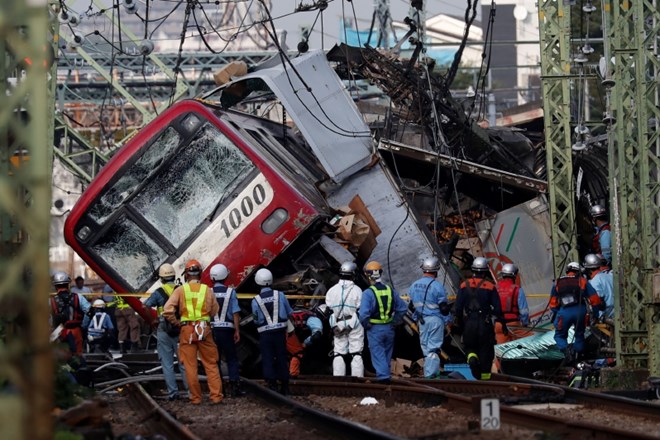V trčenju vlaka in tovornjaka na Japonskem en mrtev, 29 poškodovanih 