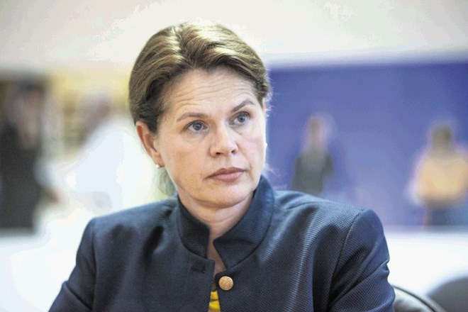 Ministrica Alenka Bratušek je zanikala kakršno koli vplivanje na razpis in zatrdila, da tudi predsednice nadzornega sveta...