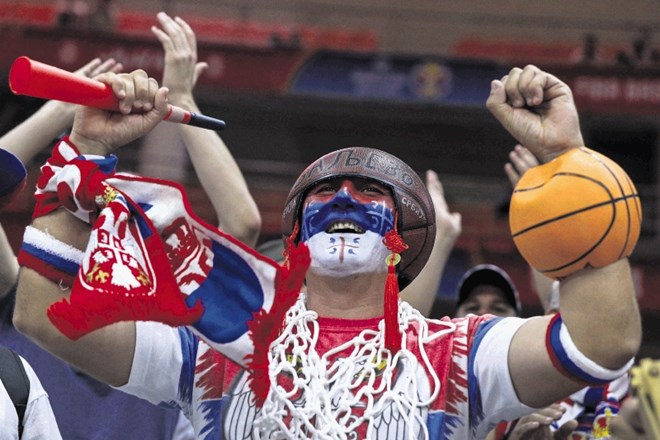 Srbi na Kitajskem ne blestijo le na igrišču, temveč tudi na tribunah, kjer jih spremlja večja navijaška skupina iz Valjeva.