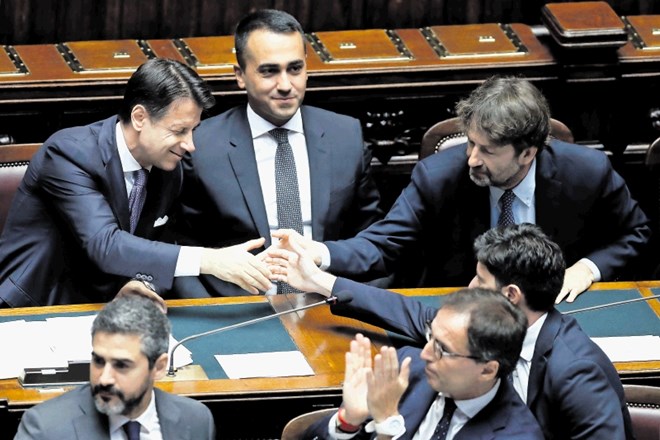 Premier Giuseppe Conte prejema čestitke svojih ministrov po predstavitvi vladnega programa v poslanski zbornici italijanskega...