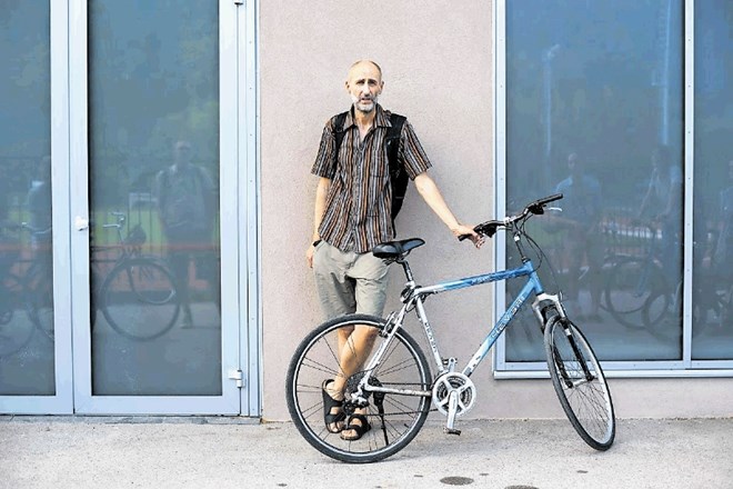 Pesnik Esad Babačić je  tudi vodnik kolesarskih tur po pankerski Ljubljani, na katerih pripoveduje zgodbe o odraščanju na...