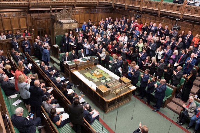 Britanski parlament je ponoči za pet tednov prekinil delo. Pred prekinitvijo so poslanci zavrnili zahtevo premierja Borisa...