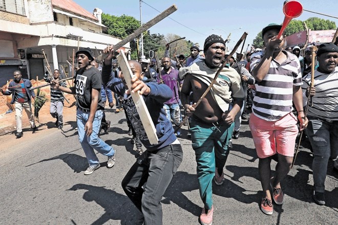 Nasilneži v Johannesburgu so se nad trgovine v lasti priseljencev spravili s koli in drugim doma narejenim orožjem ter se...