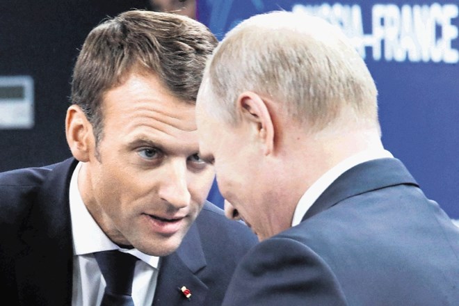 Po izmenjavi zapornikov med Ukrajino in Rusijo je francoski predsednik Emmanuel Macron (levo) v nedeljo po telefonu govoril z...