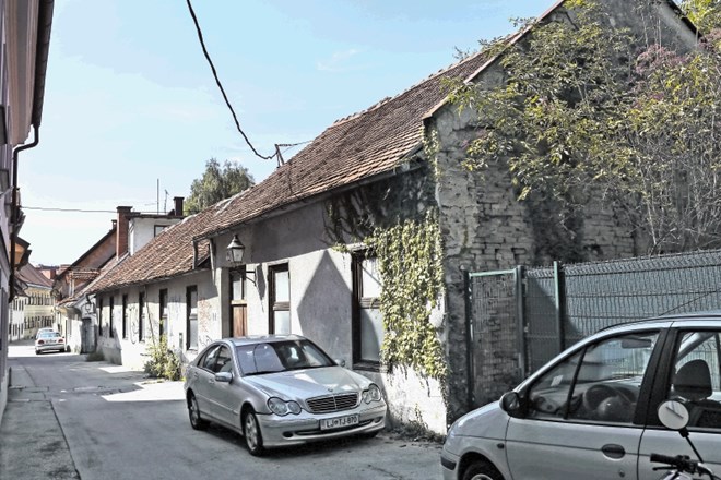 Javni stanovanjski sklad Mestne občine Ljubljana bo prodal dotrajano stavbo Hrenovi ulici in sosednje zemljišče.