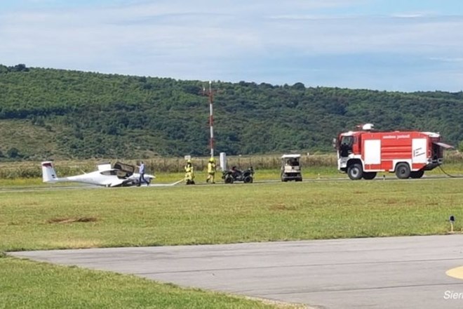 Na portoroškem letališču je »na trebuhu« brez podvozja pristalo Pipistrelovo letalo. Poškodovanih ni bilo.