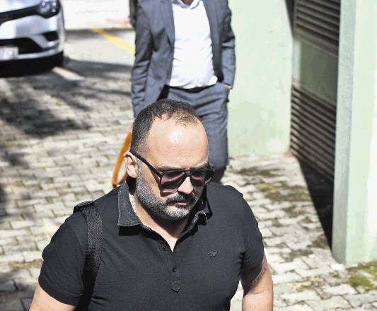 Zaskrbljeni Tony Cetinski prihaja na sodišče v Pazinu v spremstvu svojega odvetnika Gorana Marjanovića. Po nepravnomočni...