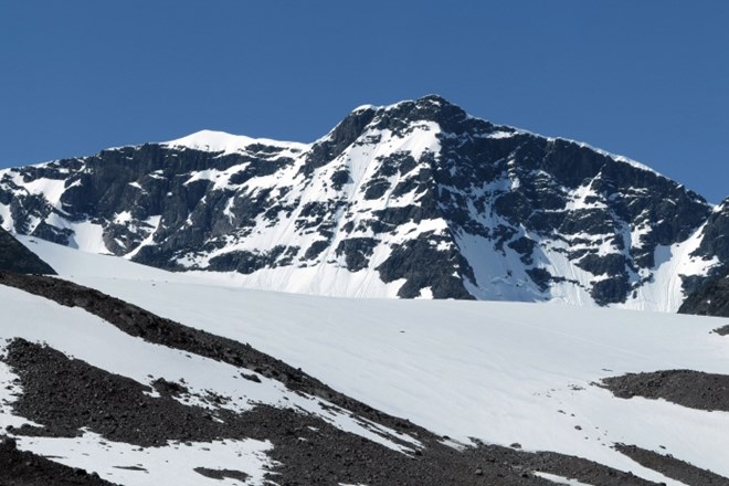 Gora Kebnekaise ima dva vrhova. Južnega pokriva ledenik, ki je vsako leto tanjši, višina severnega pa znaša 2096,8 metra.