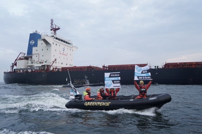Aktivisti okoljevarstvene organizacije Greenpeace so danes zjutraj v želji, da preprečijo raztovarjanje ladje s premogom,...