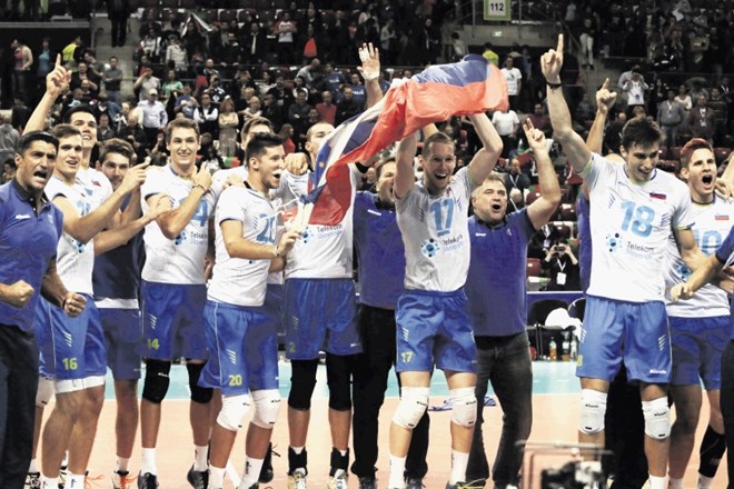 Tako so se slovenski odbojkarji leta 2015 prešerno veselili bronastega odličja na evropskem prvenstvu.