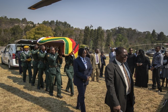 Kraj pokopa nekdanjega dolgoletnega predsednika Zimbabveja Roberta Mugabeja je zanetil hud spor med njegovo družino in vlado...