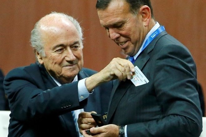 Juan Angel Napout (desno) s Seppom Blatterjem.
