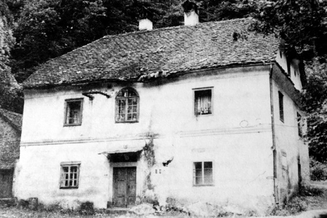 Stavba ob gradu Snežnik, v kateri je bila med leti 1869 in 1875 prva slovenska gozdarska šola. Vir: Vilman, Serše, 1989.