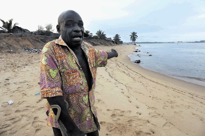 Alber Miezan  iz vasi  Lahou Kpanda  na jugu Slonokoščene obale kaže na razdejanje, ki ga povzročata erozija tal in...