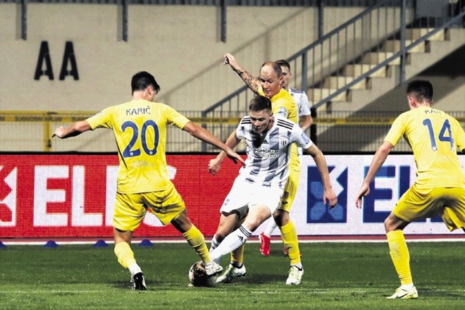 Nogometaši v prvi slovenski ligi bodo sklenili prvo četrtino državnega prvenstva. Domžalčani (v rumenih majicah) bodo skušali...