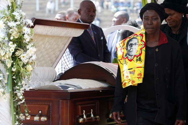 Dolgoletnega predsednika Zimbabveja Roberta Mugabeja, ki je pri 95 letih umrl pred tednom dni, bodo vendarle pokopali pri...
