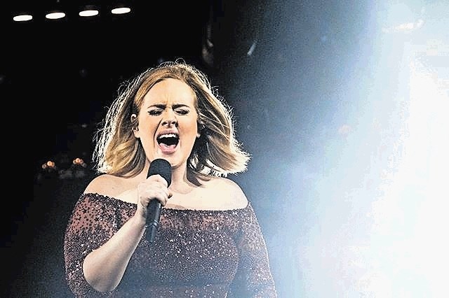 Adele se je s Koneckim  na skrivaj poročila leta 2016.