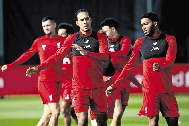 Nogometaši Liverpoola bodo drevi v Neaplju začeli obrambo naslova evropskega prvaka.