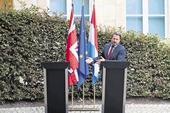 Luksemburški premier Xavier Bettel je imel po pogovorih z britanskim kolegom kar sam tiskovno konferenco, čeprav je bil podij...