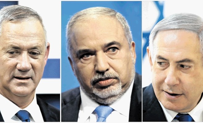 Za voditelje Modrih in belih, Benija Ganca (levo), stranke Izrael, naš dom, Avigdorja Liebermana (v sredini),  in Likuda,...