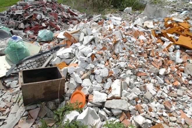 Na divjih odlagališčih še vedno prevladujejo gradbeni odpadki.