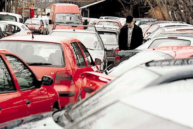 Problematika parkirnih prostorov v velikih slovenskih mestih ne čudi, saj gospodinjstvo v povprečju premore 1,3 avtomobila....