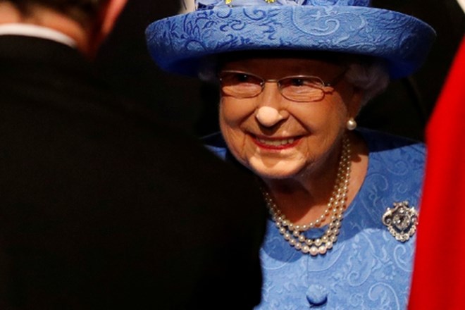 Premierski križi in težave britanske kraljice