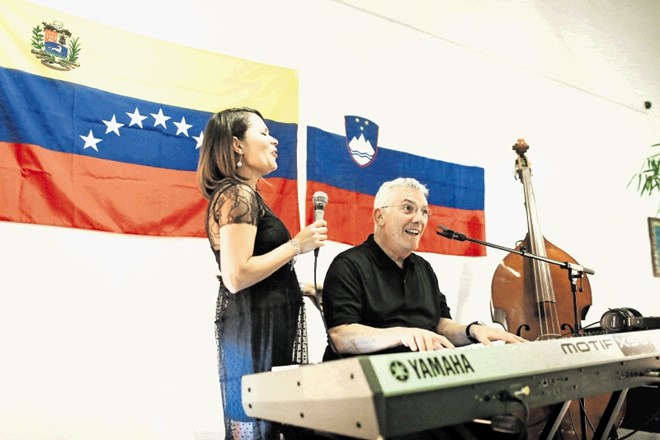 Eden najbolj znanih venezuelskih pevcev, z grammyjem nagrajeni Ilan Chester je v Sloveniji priredil dobrodelni koncert za...