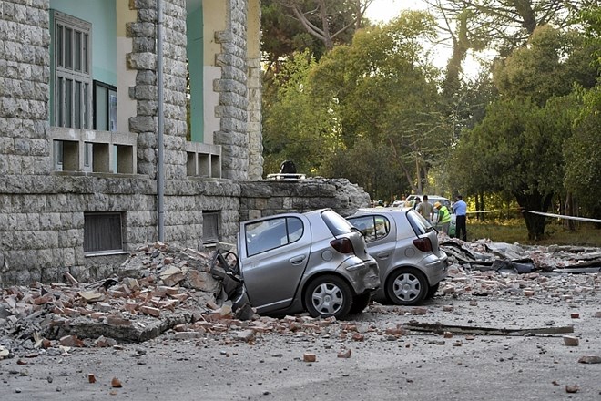 V potresu v Albaniji več kot 100 poškodovanih