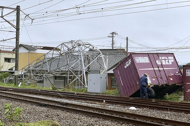 Močni vetrovi so že povzročili škodo na jugozahodu Japonske.