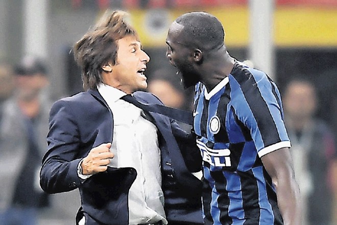 Trener Interja Antonio Conte (levo) in napadalec Romelu Lukaku sta se takole veselila gola Belgijca proti Milanu.