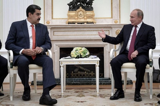 Putin podprl Madura, a ga pozval k dialogu s kritiki