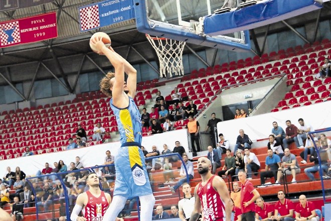 Primorska (v modrem Ivan Marinković) je v četrtfinalu superpokala lige ABA ugnala aktualnega prvaka Crveno zvezdo.