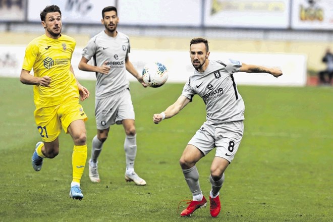 Endri Cekici (v sivem s številko 8) je dosegel drugi gol pri zmagi Olimpije proti Domžalam s 4:1.