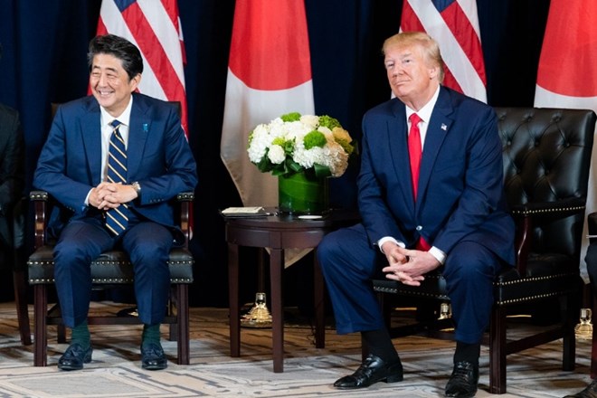Ameriški predsednik Donald Trump (desno) in japonski premier Shinzo Abe (levo).