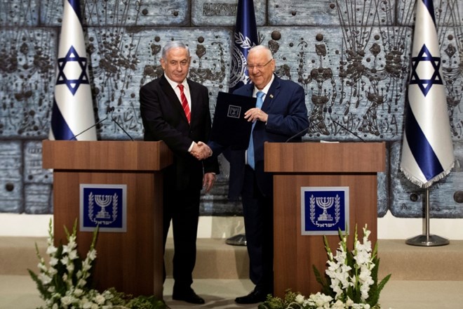 Izraelski predsednik je ocenil, da ima dosedanji premier Netanjahu v zapletenih razmerjih še največ možnosti, da sestavi...