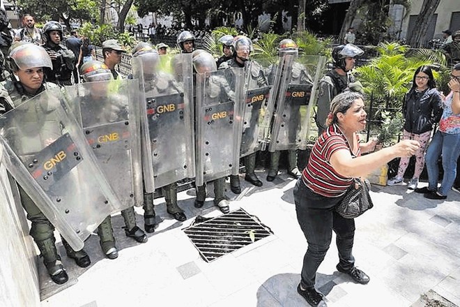 Zaradi težkih razmer so pred dnevi pred venezuelskim parlamentom protestirali tudi šolniki. Svet Združenih narodov za...