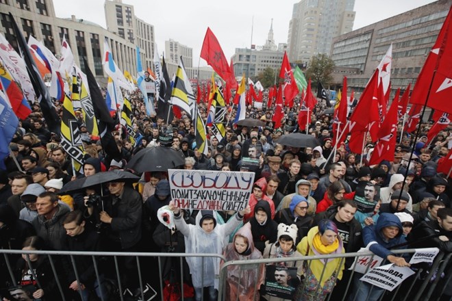 Več tisoč ljudi v Moskvi zahteva izpustitev političnih zapornikov