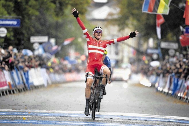 Danski kolesar  Mads Pedersen je presenetljivo postal svetovni prvak.