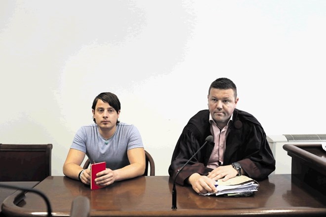 Štiriintridesetletni Jan Korošec (levo), ki je obtožen nevarne vožnje in zapustitve poškodovancev v prometni nesreči, z...