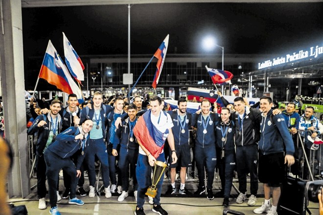 Srebrne slovenske odbojkarje je že ob prihodu na brniško letališče pozdravilo okoli 150 navijačev.