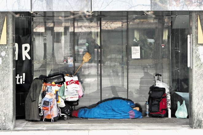 Število brezdomcev se iz leta v leto povečuje.
