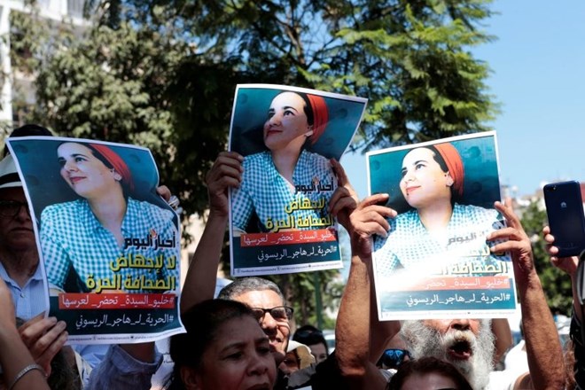 Protestniki pred sodišče, kjer so zaradi spolnih odnosov pred poroko in splava sodili novinarki Hajar Raissouni.