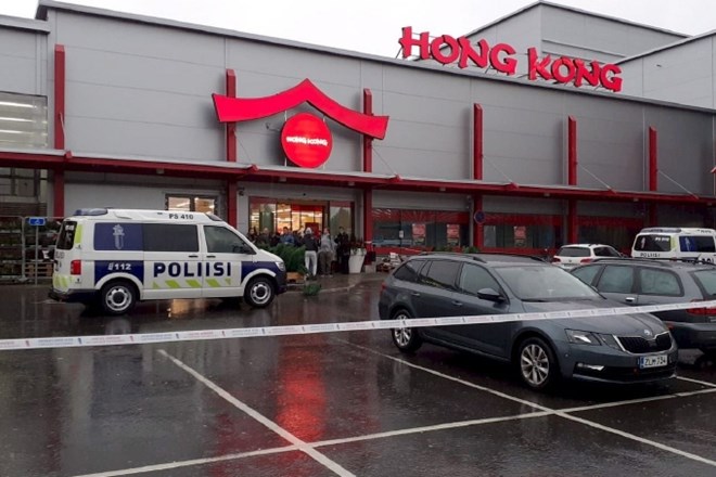Policija pred nakupovalnim središčem Hermanni v finskem Kuopiu, kjer je prišlo do napada z nožem.