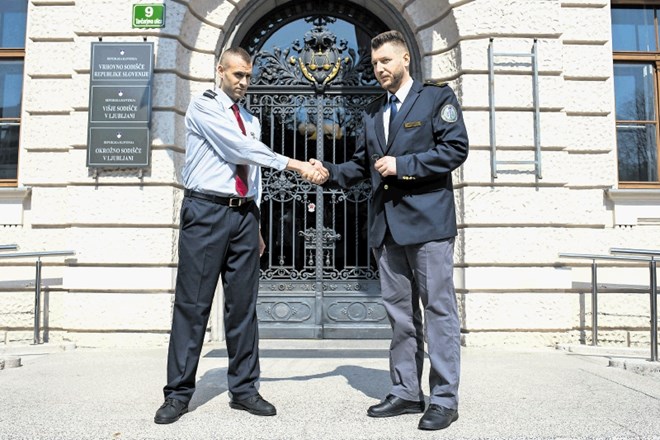 Marca 2017 je varovanje sodne palače v Ljubljani  predstavnik varnostne službe simbolično predal predstavniku pravosodnih...