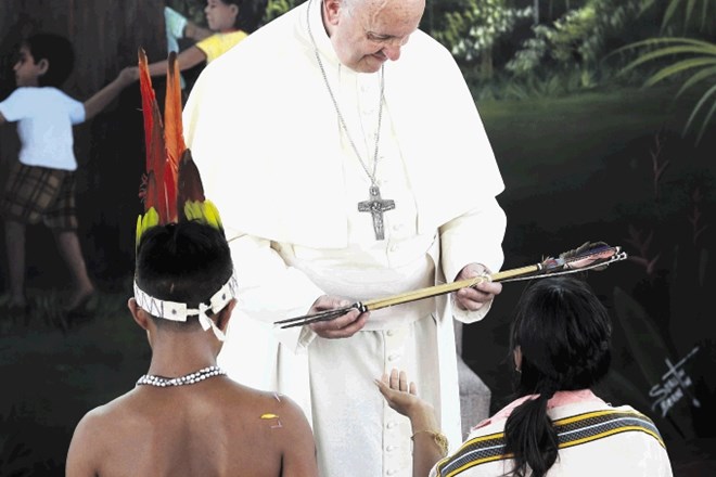 Na sinodi o Amazoniji bodo škofje razmišljali, kako  konkretno pomagati domorodnim ljudstvom. Na fotografiji: Frančišek je  v...
